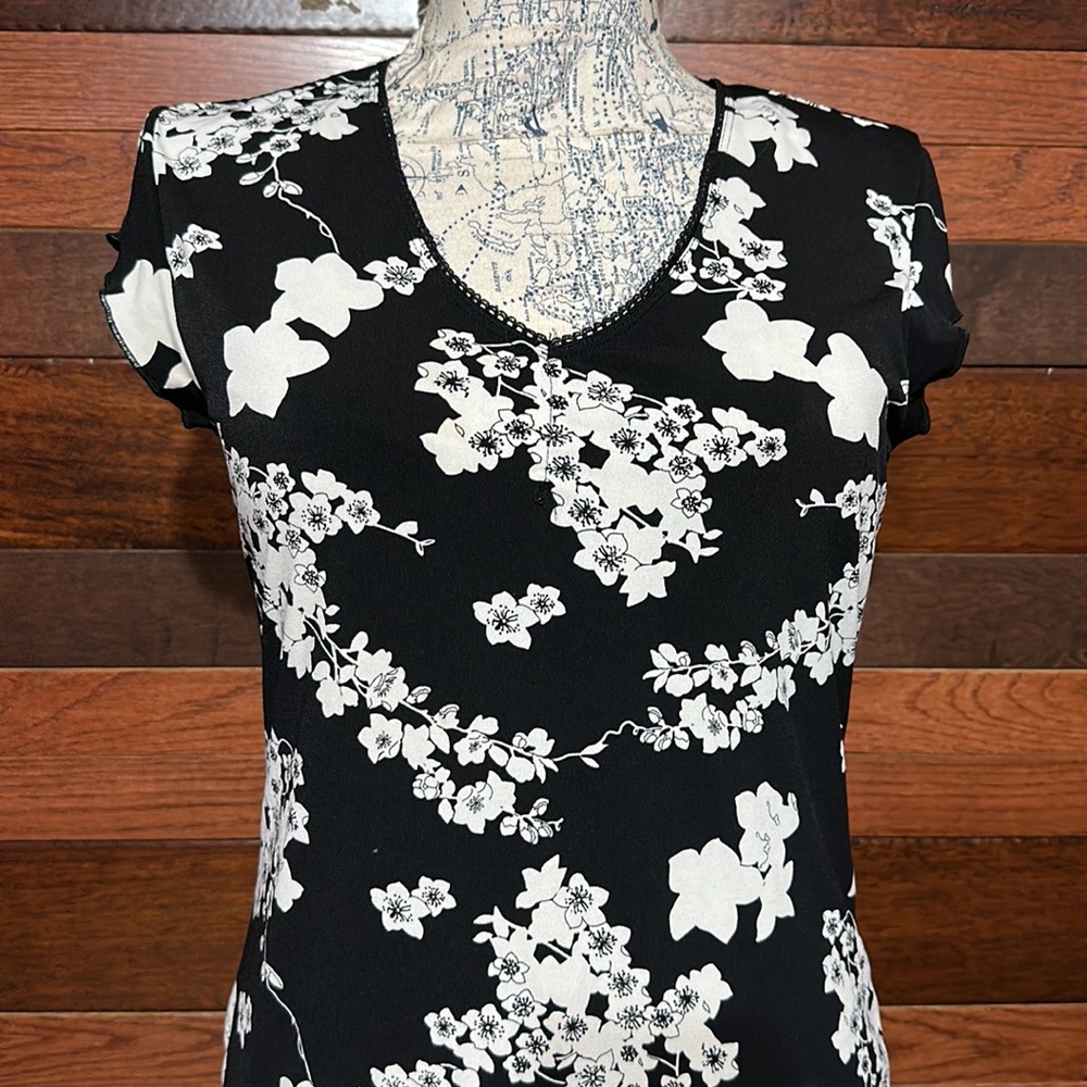 Old Navy Stretchy V Neck Short Sleeve Black and White Floral Blouse - Picture 4 of 9